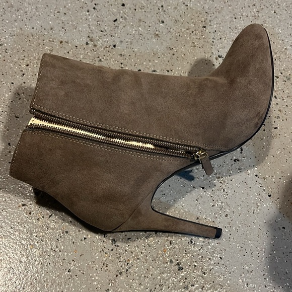 NINE WEST OLIVIA FAUX SUEDE BOOTIES TAN SIZE 8M - Picture 8 of 12
